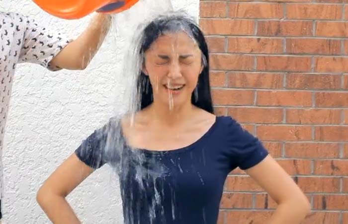 Chinese celebrity Yao Chen on Ice Bucket Challenge who also donated RMB50K